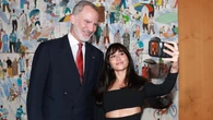 Aitana impacta en Barcelona con un lookazo Carolina Herrera y un selfie viral con el Rey Felipe