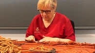 Expertos de la Real Fábrica de Tapices restauran tres alfombras del Teatro Real