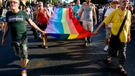 VOX Sevilla genera un intenso debate en redes al criticar las celebraciones del Orgullo con una imagen que muestra la cabeza de Abascal sobre un plato