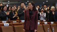 La Reina Letizia recupera su traje burgundy más icónico (y made in Madrid) para conquistar como Rosalía la Universidad de Pekín