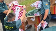 La Guardia Civil de Cantabria interviene 4.000 camisetas deportivas falsificadas, entre ellas de la Selección Nacional