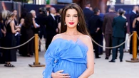 Anne Hathaway y las claves de estilo para vestir el embarazo con elegancia en 2026