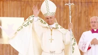 Los objetos más curiosos que llevan los peregrinos para ver al Papa León XIV  