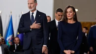 La Reina Letizia elige un sobrio vestido azul marino en el homenaje a las víctimas de la dana