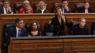 Sánchez agota su tiempo (literalmente) en un Pleno vestido de luto... y de repente Yolanda Díaz