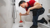 Limpiar el desagüe del baño y que siga oliendo mal: las cinco causas más comunes