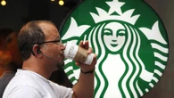 Colas en Starbucks por la nueva taza navideña disponible desde ayer: la edición limitada que marca el inicio de la campaña festiva