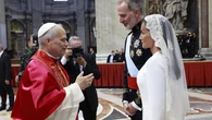 El gesto más simbólico de la Reina Letizia en la Sagrada Familia: recupera el vestido con el que estrenó el privilegio del blanco ante el Papa León XIV