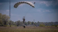 Así son los nuevos todoterrenos de la Brigada Paracaidista que ya entrenan para llevar el despliegue aéreo a otro nivel