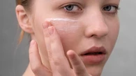 Cómo tener buena cara después de un viaje largo: el truco para combatir el 'jet lag facial'