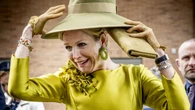Vídeo: Máxima de Holanda, golpeada en la cabeza en su último acto oficial