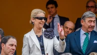 La Infanta Elena sorprende en la Feria de Abril: dos looks elegantísimos y su secreto para acertar sin recurrir al traje de flamenca