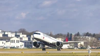 Un piloto sufre una horrible emergencia médica en pleno vuelo y los pasajeros tienen que ayudar a inmovilizarlo durante 40 minutos