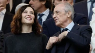 Ayuso cambia el traje por vaqueros: su look casual conquista el palco del Bernabéu en el Clásico