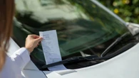 Ni doble fila ni carga y descarga: la nueva infracción por la que la DGT te multará con 200 euros y se llevará tu coche