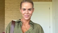 Amelia Bono tiene el uniforme perfecto de abril: camisa fluida, shorts cómodos y botas cowboy (todo de Zara y Massimo Dutti)