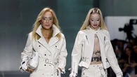 Carmen Lomana y Metrika desfilan en la 080 Barcelona para Dominnico: del tacón en mano en 2023 al look blanco más poderoso que lo cambia todo