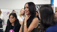 Meghan Markle apuesta por el mini vestido perfecto en Australia: el diseño khaki que estiliza y confirma su fórmula infalible