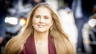 La princesa Amalia conquista Ámsterdam con su traje burdeos de Mango: el uniforme impecable que confirma su nueva era de estilo