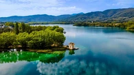A los 30 años, compró por 370.000 euros un lago con dos viviendas, ahora planea facturar más de 140.000 euros al año para rentabilizar la compra