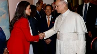 La Reina Letizia deslumbra en Roma (junto al Papa) con un impecable traje rojo en el Día Mundial de la Alimentación