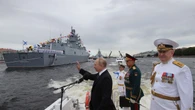 El jefe de la OTAN se ríe de la Armada Rusa y bromea con el famoso 'Octubre Rojo'