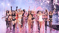 Karol G se convierte en ángel latina en el desfile de Victoria’s Secret 2025 junto a Gigi Hadid y Adriana Lima