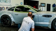 El gesto al volante que muchos hacen sin saber que les hace gastar más, según un mecánico