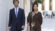Sassa de Osma es la invitada más elegante del fin de semana con tocado y vestido marrón chocolate
