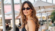 Ariadne Artiles confirma que el bañador negro más elegante del verano también se lleva con vaqueros