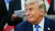Donald Trump presenta el nuevo pasaporte de EE UU con su foto