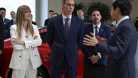 Begoña Gómez aparece por sorpresa en China con el traje de raya diplomática que será el uniforme más elegante de 2026