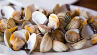 Carlos Maldonado revoluciona el aperitivo: así convierte una simple lata de berberechos en un ceviche digno de estrella Michelin