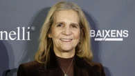La Infanta Elena rescata el terciopelo marrón (y confirma que vuelve el look clásico de invierno)