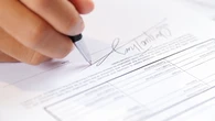 Qué significa firmar con la inicial de tu nombre, según la grafología