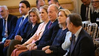 Las Infantas Elena y Cristina reaparecen en París junto al Rey Juan Carlos I: elegancia clásica y dos looks impecables en clave diplomática