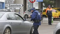 Multado con 185 euros por circular en silla de ruedas con el móvil en la mano