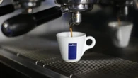 Camillas en la cafetería: un hospital de Reino Unido, obligado a atender pacientes fuera de sus instalaciones por saturación