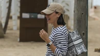 Tamara Falcó tiene claro que la camiseta de rayas es el uniforme eterno de octubre (y más con pantalones blancos)