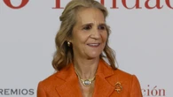 La Infanta Elena reivindica el lujo discreto con un look floral y su collar más especial de Bulgari