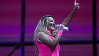 Amaia Montero vuelve a los escenarios con La Oreja de Van Gogh: mono fucsia de los 90 y mensaje nostálgico