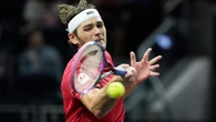 El punto imposible de Fritz en Tokio: la pelota está pegada a la red, pero logra pasarla al otro lado