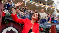 Isabel Díaz Ayuso apuesta por el contraste rojo y negro en Las Ventas con un look de inspiración torera