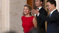 Yolanda Díaz apuesta por el rojo más poderoso en China: el vestido español de 300 euros que transforma el look diplomático