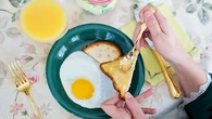 Las personas que desayunan proteína y grasa toman mejores decisiones y son menos impulsivas, según la psicología