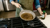 Ni filtro ni colador: cómo limpiar el aceite de cocina con un sencillo truco casero