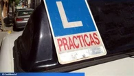 Se presenta al examen de conducir, ignora al examinador y su respuesta se vuelve viral: “Haremos el examen que usted quiera”