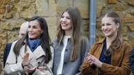La Reina Letizia con Leonor y Sofía en el concierto de Rosalía: tres looks sencillos y muy acertados para una noche de música y complicidad