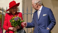 La reina Camilla repite abrigo rojo en la misa de Pascua de Windsor y lo eleva con un espectacular broche joya de la colección de Isabel II