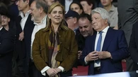 La Infanta Cristina en el Atlético de Madrid - FC Barcelona: así se lleva la chaqueta de ante para una noche de fútbol en primavera